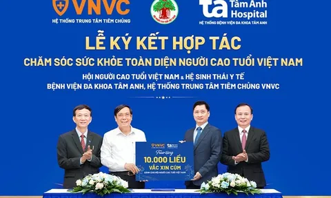 VNVC trao 10.000 liều vaccine cúm tặng người cao tuổi