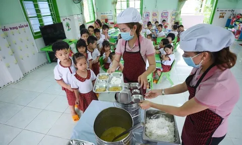 Cần chuẩn hóa bữa ăn học đường vì sức khỏe học sinh