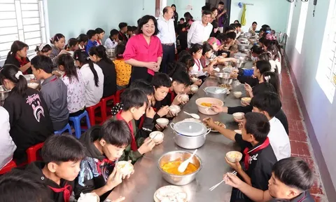 Đề xuất bổ sung chính sách ăn trưa, tăng cơ hội tiếp cận hỗ trợ cho học sinh vùng khó khăn