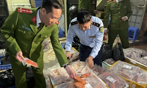 Hà Nội: Phát hiện 1,18 tấn ức vịt, cánh gà đông lạnh không rõ nguồn gốc