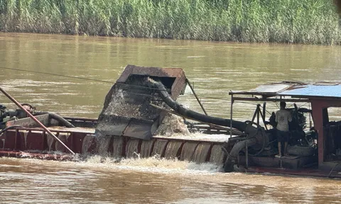 Doanh nghiệp dùng tàu "không số" rút ruột sông Hồng ở Lào Cai