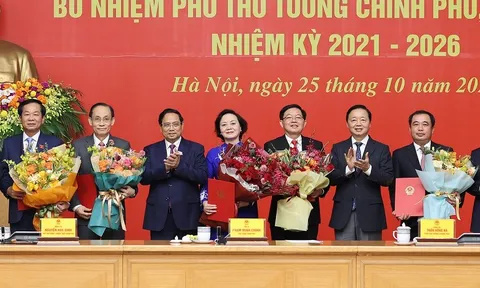 Thủ tướng trao quyết định bổ nhiệm cho 2 Phó Thủ tướng, 3 Bộ trưởng