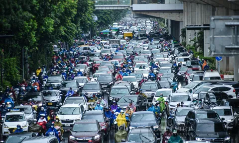 Hà Nội: Người dân "chật vật" đi làm do ùn tắc trong mưa lớn giờ cao điểm