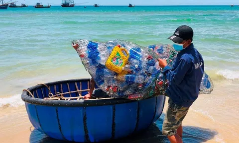 Tàu cá ‘chống’ rác thải nhựa: Mô hình ‘xanh’ biến rác thải thành tiền