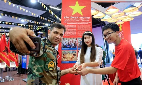 Bạn bè quốc tế trải nghiệm không gian văn hóa Việt Nam tại Army Games