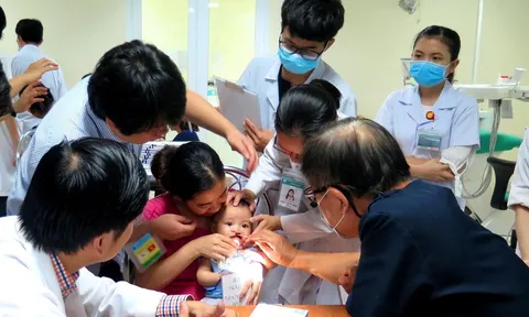 Phó Chủ tịch nước Võ Thị Ánh Xuân tặng quà cho trẻ phẫu thuật nụ cười