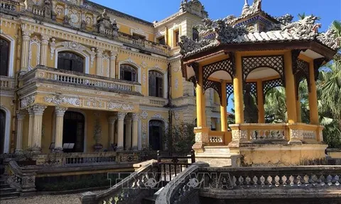 Tiếp nhận viện trợ tu bổ mái Khải Tường Lâu tại Cung An Định