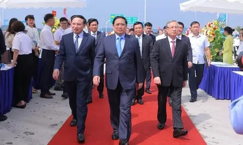 Thủ tướng Phạm Minh Chính dự lễ thông xe tuyến cao tốc Vân Đồn-Móng Cái