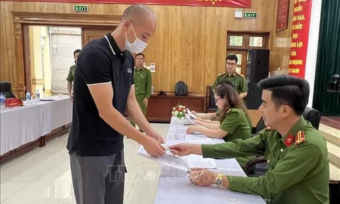 Hà Nội: Phạm nhân được đặc xá xúc động khi được trao căn cước công dân
