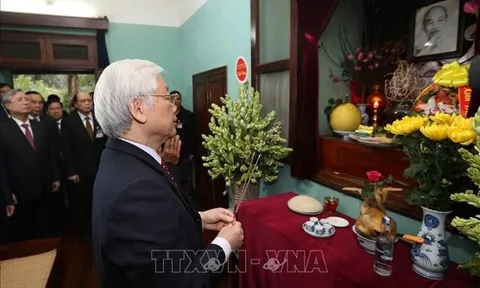 Tổng Bí thư Nguyễn Phú Trọng dâng hương tưởng niệm Chủ tịch Hồ Chí Minh