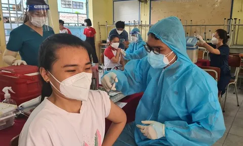 Đẩy nhanh tiêm vắc-xin phòng Covid-19 để bảo vệ trẻ khi đến trường