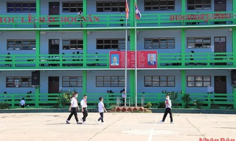 Học tiếng Việt trong ngôi trường song ngữ Nguyễn Du ở Vientiane