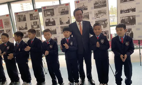 Bộ trưởng Lê Minh Hoan xúc động khi thăm trường mang tên Hồ Chí Minh