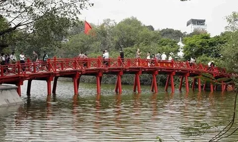 Bắc Bộ nắng ráo, từ Đà Nẵng trở vào mưa dông kéo dài nhiều ngày