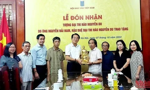 Hội Nhà văn Việt Nam đón nhận tượng Đại thi hào Nguyễn Du