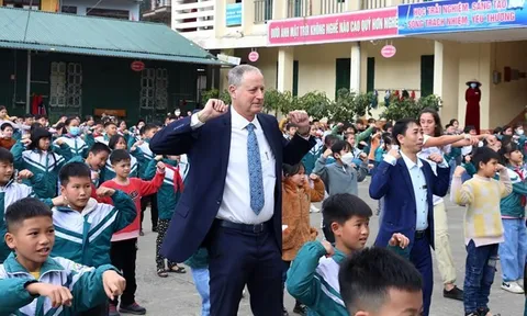 Tình nguyện viên Israel dạy học cho trẻ em vùng cao Lào Cai