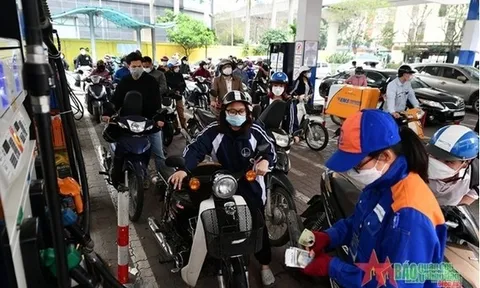 Từ 15 giờ chiều nay (1-11), giá xăng dầu đồng loạt tăng, giá xăng Ron95 gần chạm mốc 23.000 đồng/lít