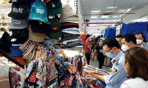 Tạm giữ gần 2.000 sản phẩm nghi giả nhãn hiệu tại Sài Gòn Square
