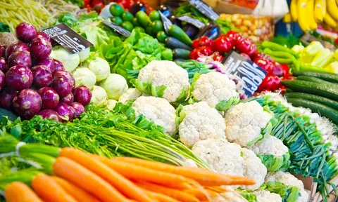 Hà Nội: Rau xanh đầu vụ Đông khan hàng tại các chợ, giá tăng nhẹ