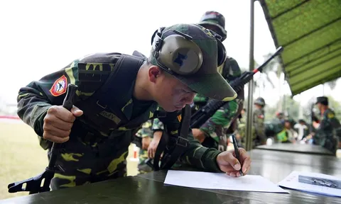 AARM-30: Các xạ thủ ASEAN thể hiện tinh thần đồng đội trên thao trường