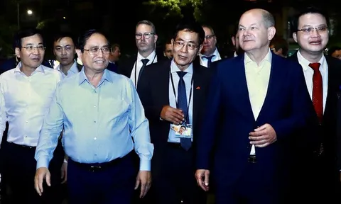 Thủ tướng Đức Olaf Scholz cùng Thủ tướng Phạm Minh Chính dạo bộ đêm Hồ Gươm