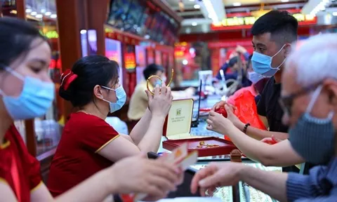 Giá vàng trong nước tiếp tục bật tăng thêm tới 200.000 đồng mỗi lượng