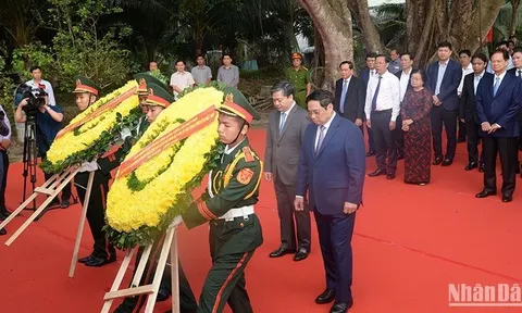 Thủ tướng Phạm Minh Chính dâng hương, dâng hoa tưởng niệm đồng chí Huỳnh Tấn Phát