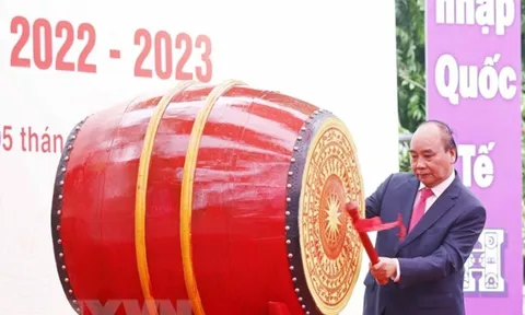 Chủ tịch nước Nguyễn Xuân Phúc tới dự và đánh trống khai giảng tại Trường PTTH Chuyên Khoa học Tự Nhiên