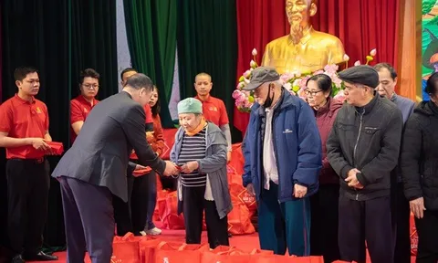 SABECO cùng Ủy ban Mặt trận Tổ quốc Việt Nam trao tặng 300 phần quà “Chung vị Tết Việt” cho người dân tỉnh Ninh Bình