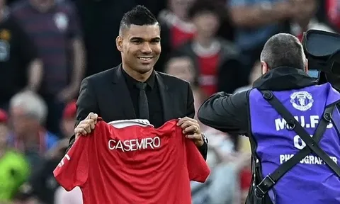 Manchester United chính thức ra mắt 'bom tấn' Casemiro