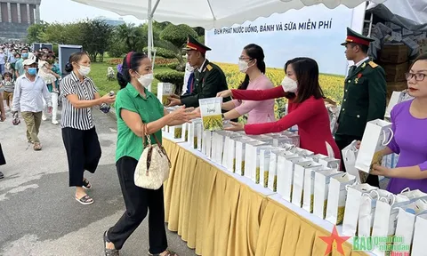 Hà Nội tặng quà du khách đến viếng thăm Lăng Bác dịp 2-9
