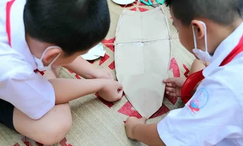 Học sinh Thủ đô trải nghiệm làm đồ chơi Trung Thu truyền thống
