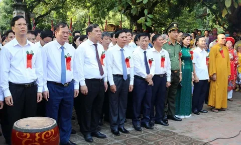 Dâng hương tưởng niệm Đức Thánh Trần và khai hội Đền Trần Nam Định