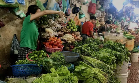 Hà Nội: Sau thịt lợn, rau xanh tiếp đà 'hạ nhiệt' theo giá xăng