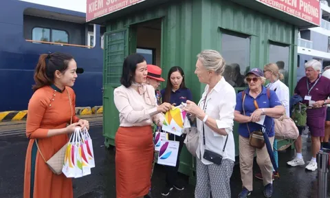 Du thuyền Le Lapérouse (Pháp) cập cảng Tiên Sa