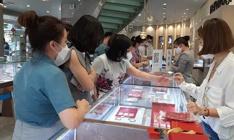 Giá vàng biến động ngược chiều, tỷ giá trung tâm giảm thêm 2 đồng