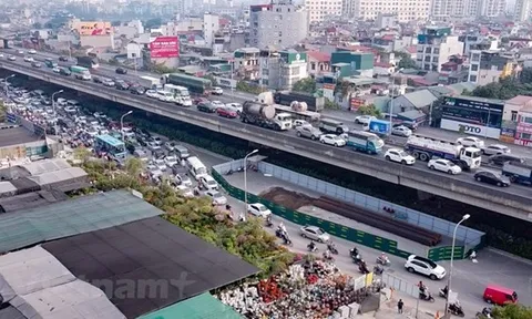 Dân bức xúc vì lô cốt trên đường Nguyễn Xiển vẫn chưa được xử lý