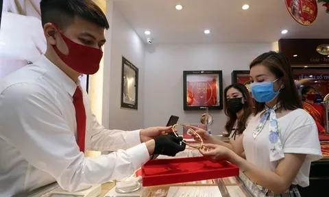 Giá vàng SJC tiếp tục đi xuống, tỷ giá trung tâm giữ ổn định