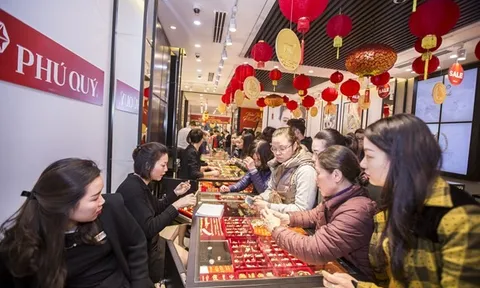 Giá vàng vượt mốc 67 triệu đồng, tỷ giá trung tâm quay đầu giảm