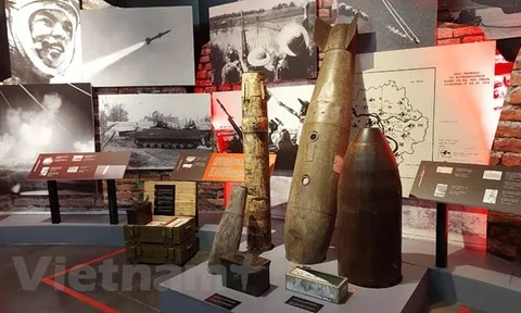 Triển lãm 'Hà Nội 1972': Cận cảnh quả bom từng rơi xuống Khâm Thiên