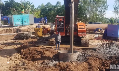 Bắt đầu lấy đất ra khỏi lồng bao để giải cứu bé 10 tuổi bị mắc kẹt tại Đồng Tháp