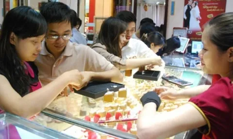 Giá vàng SJC biến động ngược chiều nhau, tỷ giá trung tâm giảm mạnh