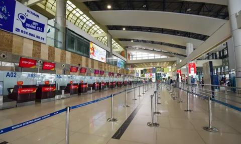 Sân bay Nội Bài vắng bóng khách trước khi cơn bão Talim đổ bộ
