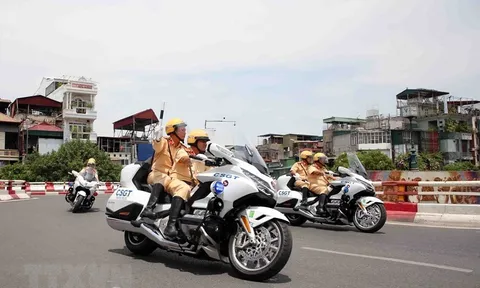 Hình ảnh CSGT diễn tập dẫn đoàn bằng siêu xe môtô Honda Goldwing 2023