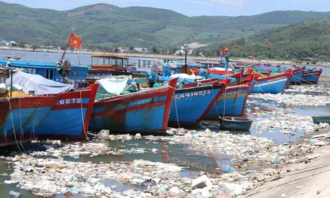 Hình ảnh rác thải nhựa phủ kín đầm nước mặn Sa Huỳnh ở Quảng Ngãi