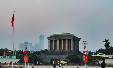 Ngày đầu nghỉ lễ: Một sớm Thu thật lạ trên Quảng trường Ba Đình