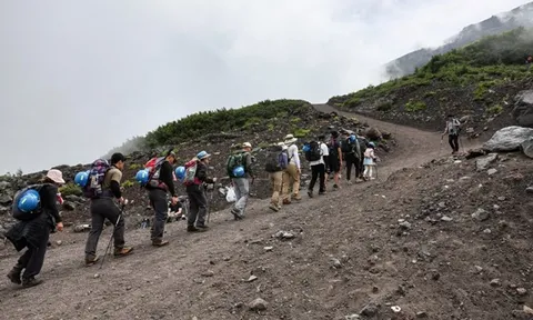 Nhật Bản: Quá tải khách du lịch, núi Phú Sĩ đang ngày đêm kêu cứu