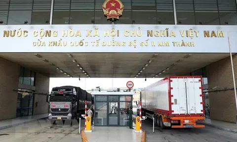 Mỗi ngày có từ 350-400 xe hàng xuất nhập khẩu qua cửa khẩu Lào Cai