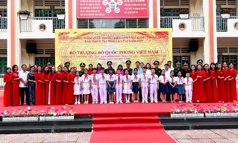 Bộ Quốc phòng tặng màn hình lớn và 30 bộ máy tính cho học sinh Lào Cai
