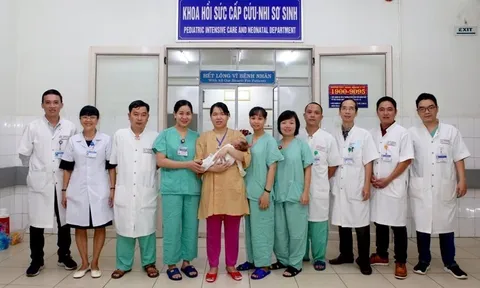 Cứu sống hai trẻ sơ sinh mắc bệnh nguy kịch nhờ kỹ thuật lọc máu liên tục